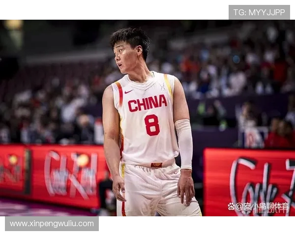 赵睿带领中国男篮奋勇拼搏展现青春力量与团队精神的精彩瞬间